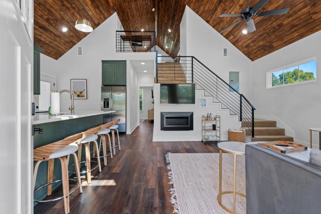 The Betty, on 2 acres Hot tub & 2 King Beds