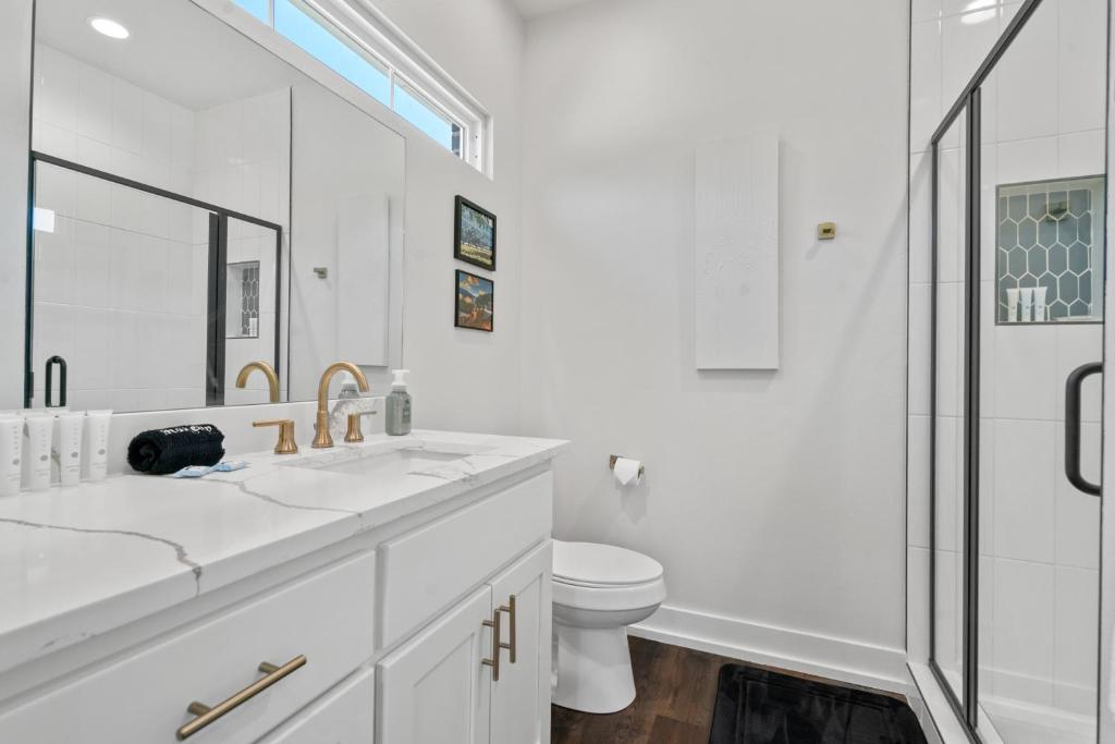 The Betty, on 2 acres Hot tub & 2 King Beds - Image 8