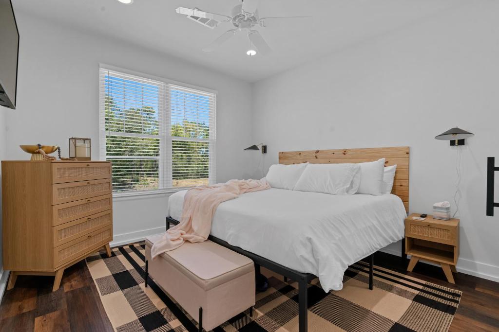 The Betty, on 2 acres Hot tub & 2 King Beds - Image 7