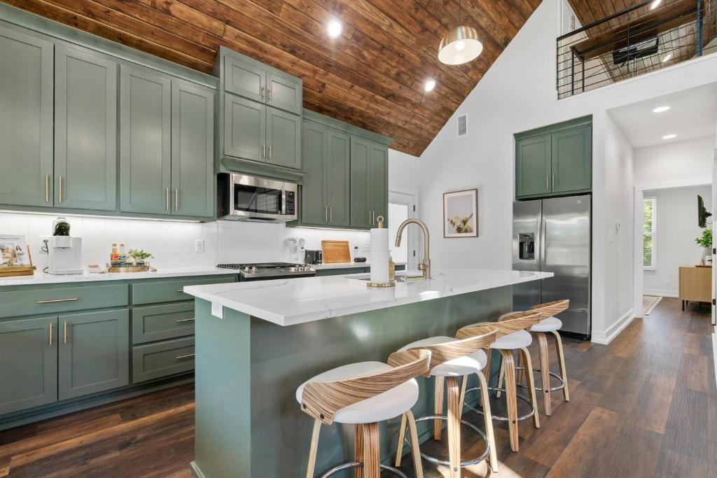 The Betty, on 2 acres Hot tub & 2 King Beds - Image 4