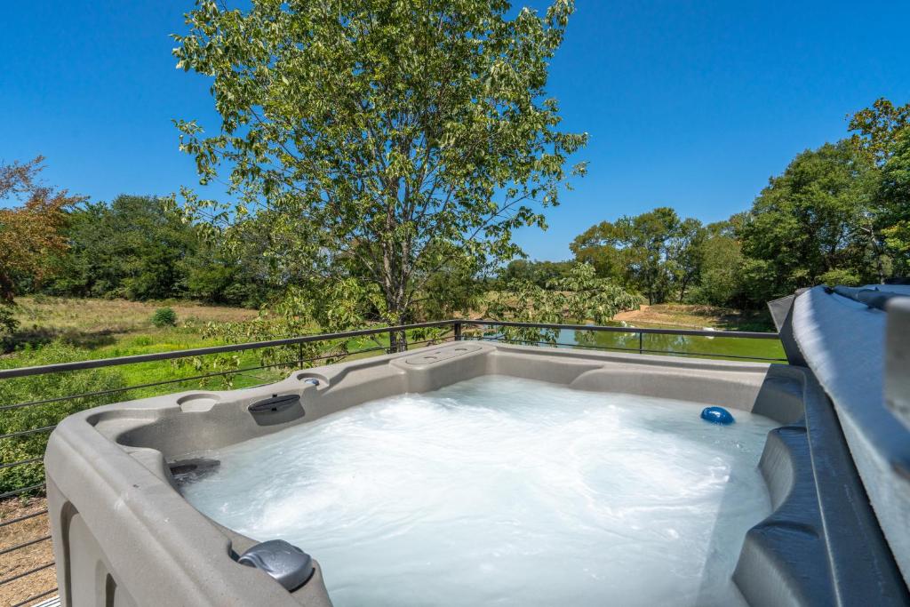 Hot Tub (Jacuzzi) - Photo 2