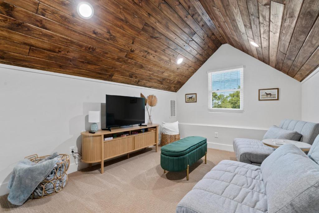 The Betty, on 2 acres Hot tub & 2 King Beds - Image 5