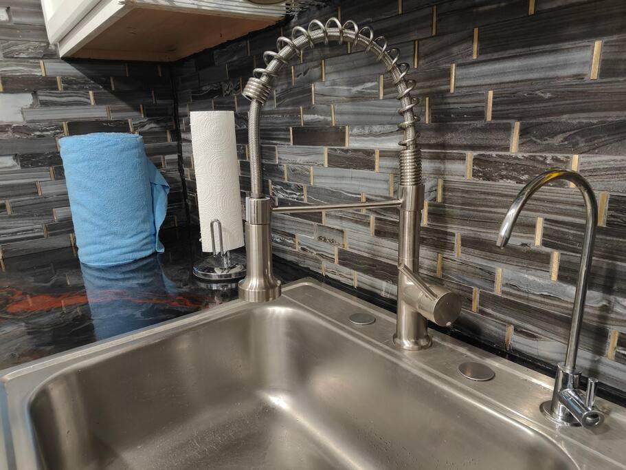 Downtown Chop Shop house, HUGE garage pets allowed - Image 8