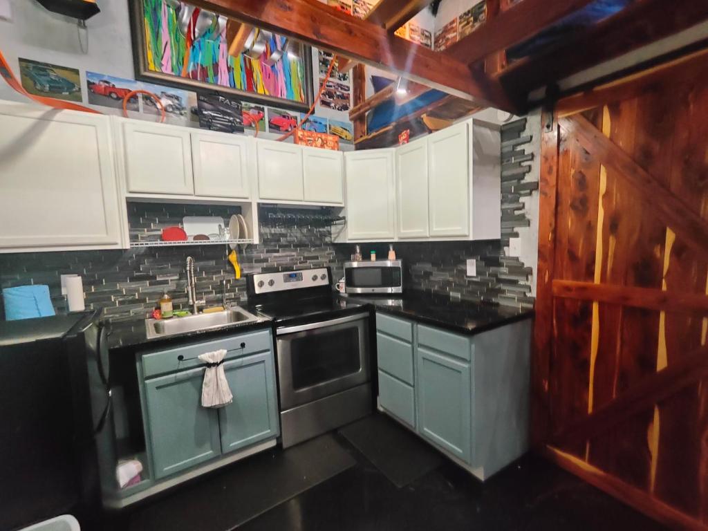 Downtown Chop Shop house, HUGE garage pets allowed - Image 4