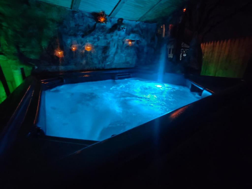 Hot Tub (Jacuzzi) - Photo 2