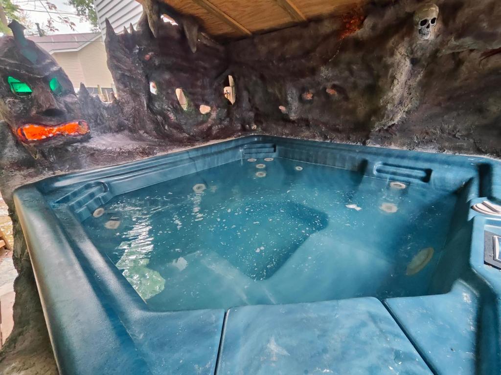 Downtown Chop Shop house, HUGE garage pets allowed