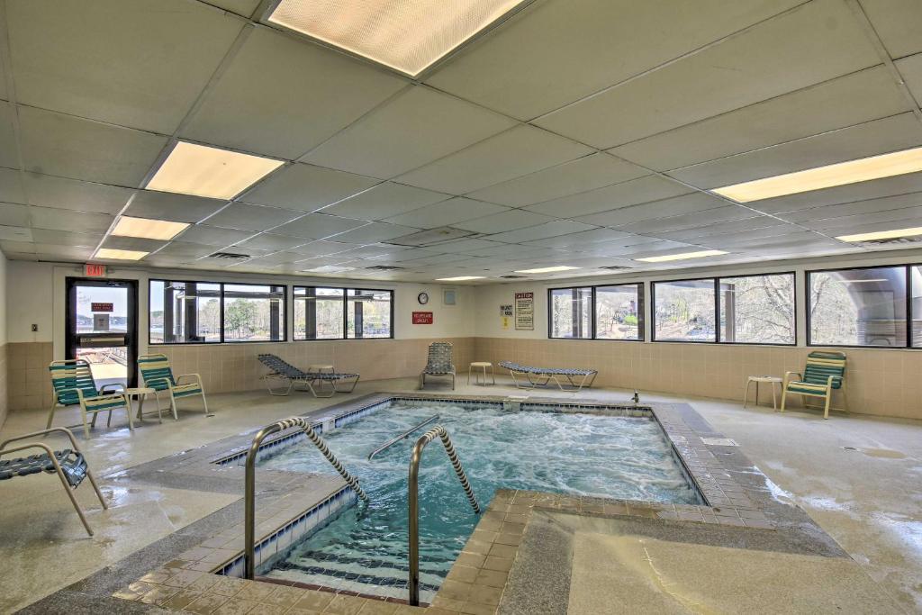 Fire Pit and Grill Tranquil Retreat in Hot Springs