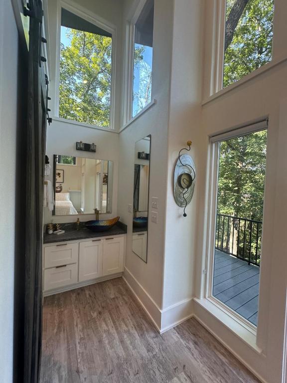 Firefly1 - luxury treehouse, hot tub, lake access - Image 4