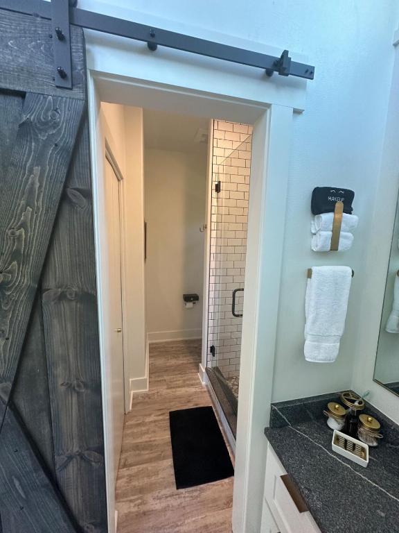 Firefly1 - luxury treehouse, hot tub, lake access - Image 8