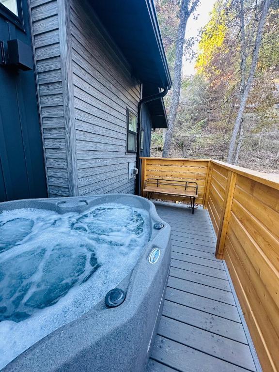 Hot Tub (Jacuzzi) - Photo 2