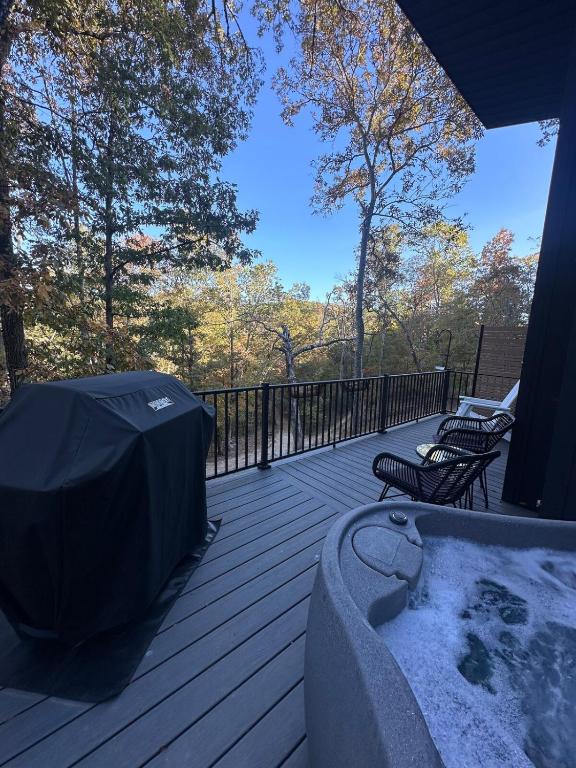 Firefly1 - luxury treehouse, hot tub, lake access