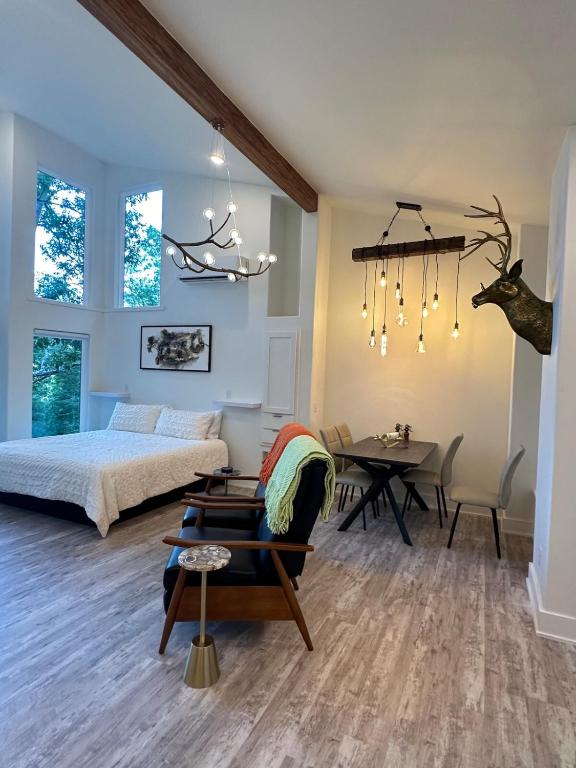 Firefly1 - luxury treehouse, hot tub, lake access