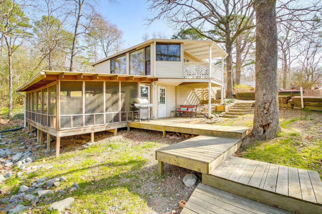 Lake Hamilton Family Gem Hot Tub and Boat Slip!