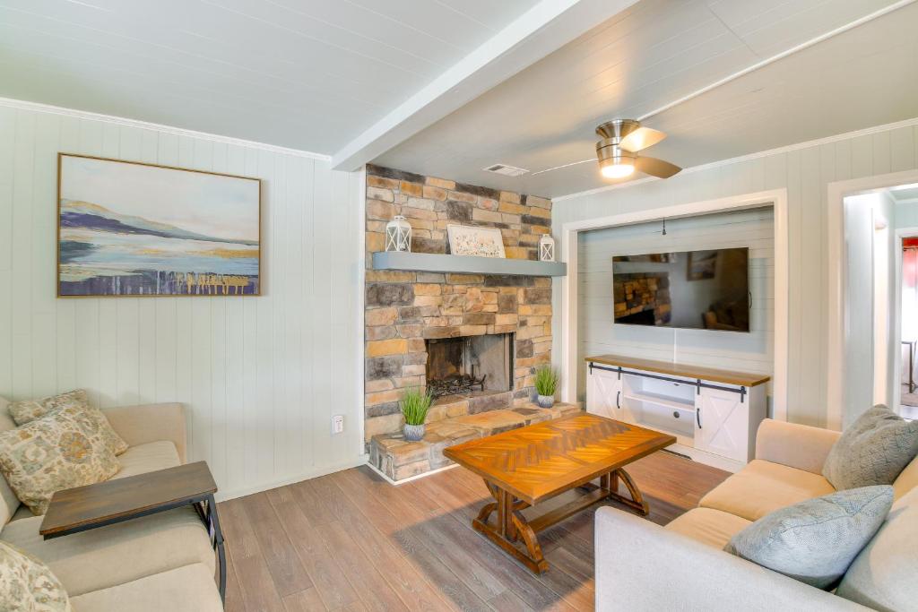 Lake Hamilton Family Gem Hot Tub and Boat Slip! - Image 5