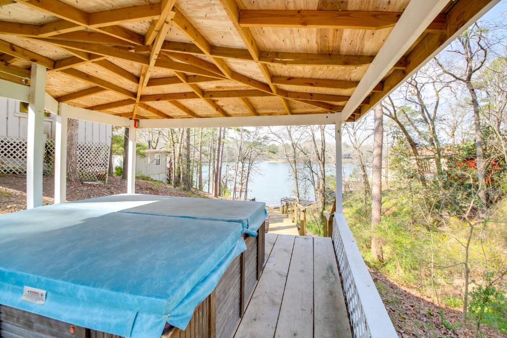 Lake Hamilton Family Gem Hot Tub and Boat Slip!