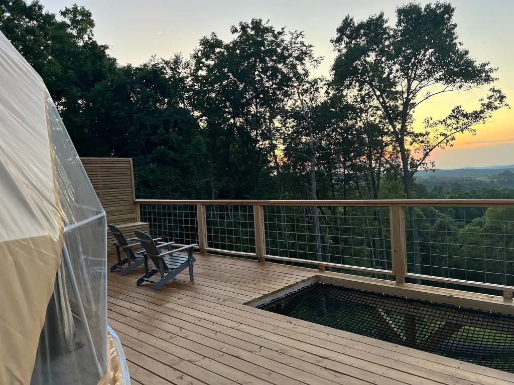 Glamping Dome, Deck Cedar Hot Tub, Mountain View
