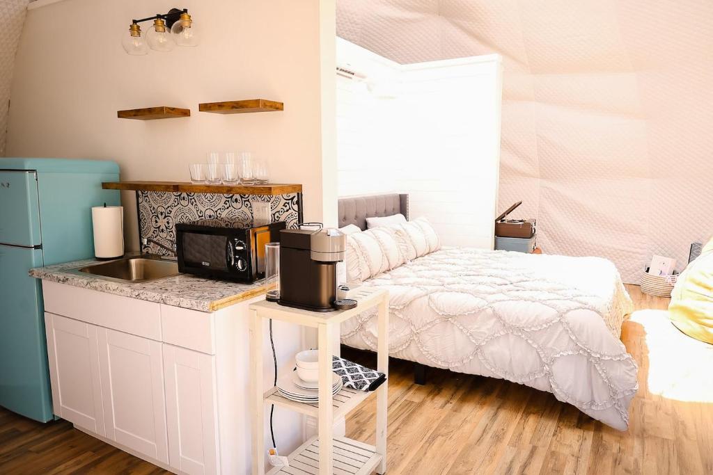 Glamping Dome, Deck Cedar Hot Tub, Mountain View - Image 4