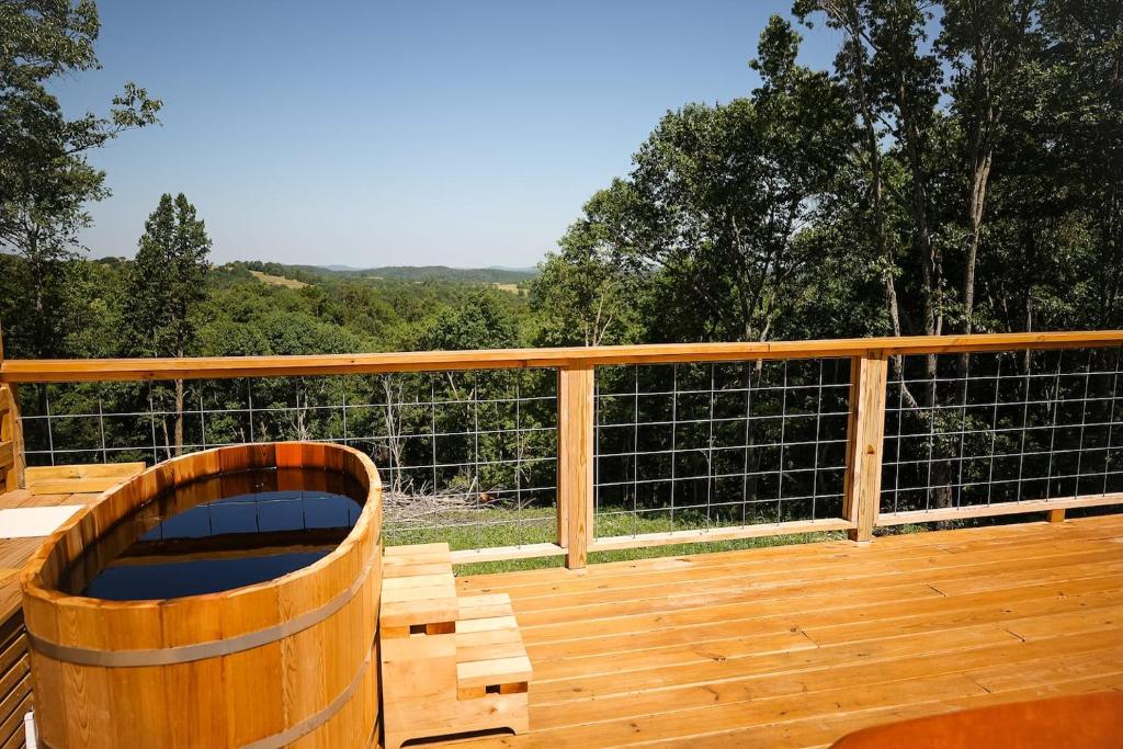 Hot Tub (Jacuzzi) - Photo 2
