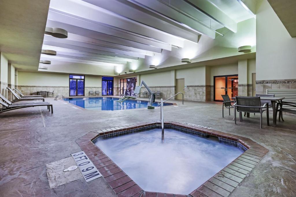 Holiday Inn Springdale-Fayetteville Area by IHG