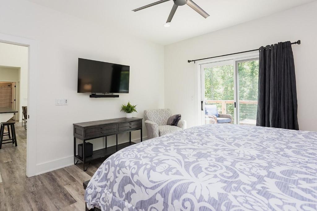 Flo Ride Chalet Hot tub Woodland viewsOn the Back 40 trail - Image 7