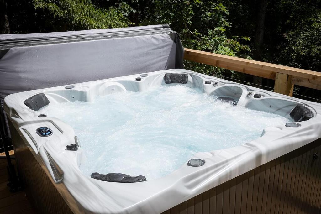 Hot Tub (Jacuzzi) - Photo 2