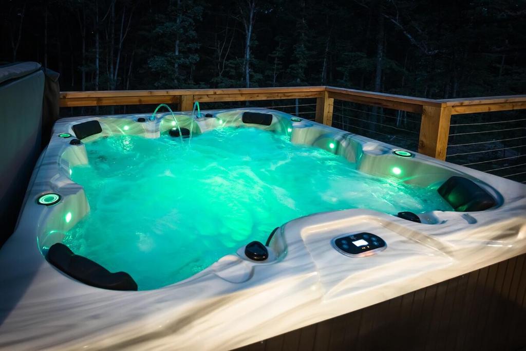 Flo Ride Chalet Hot tub Woodland viewsOn the Back 40 trail