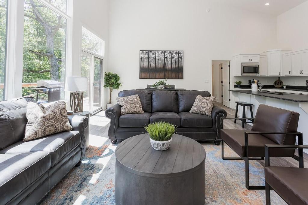 Flo Ride Chalet Hot tub Woodland viewsOn the Back 40 trail - Image 4