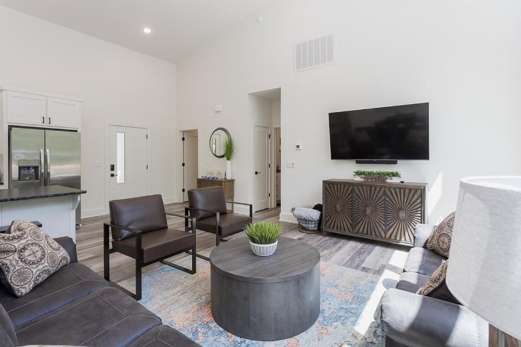 Flo Ride Chalet Hot tub Woodland viewsOn the Back 40 trail - Image 5