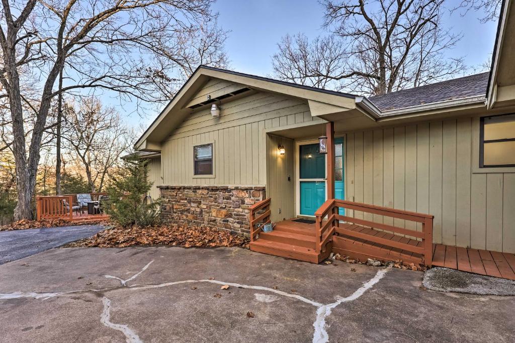 Holiday Island Home Mountain View and Hot Tub! - Image 6