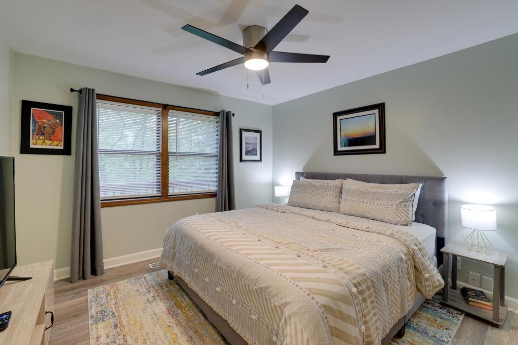 Holiday Island Home Mountain View and Hot Tub! - Image 7