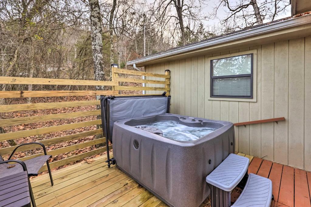 Holiday Island Home Mountain View and Hot Tub!