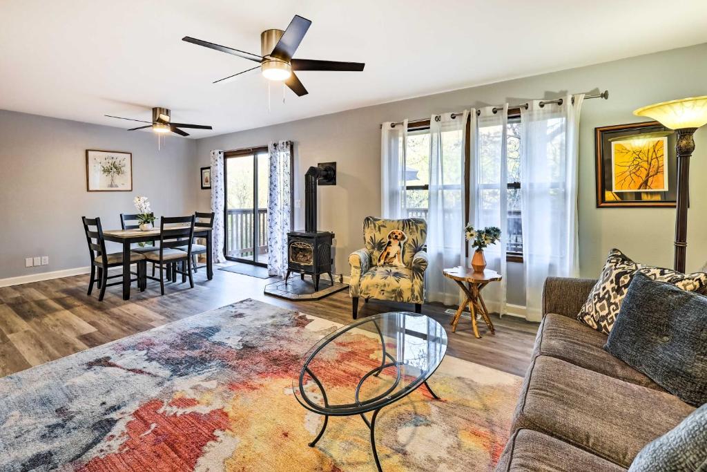 Holiday Island Home Mountain View and Hot Tub! - Image 4