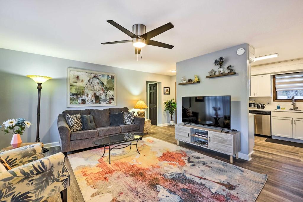 Holiday Island Home Mountain View and Hot Tub! - Image 5