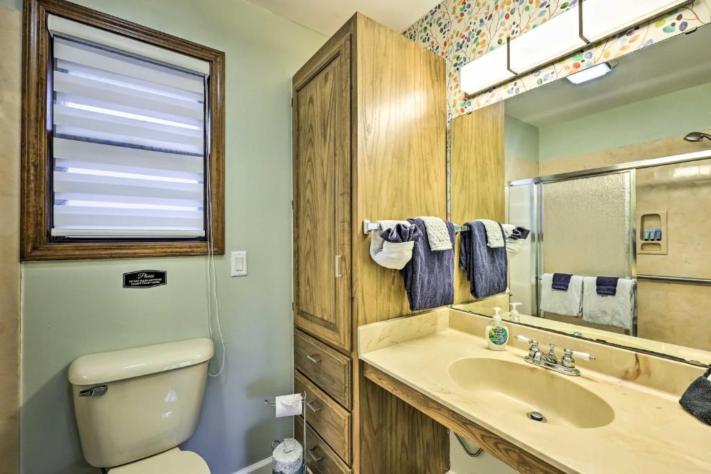 Holiday Island Home Mountain View and Hot Tub! - Image 8