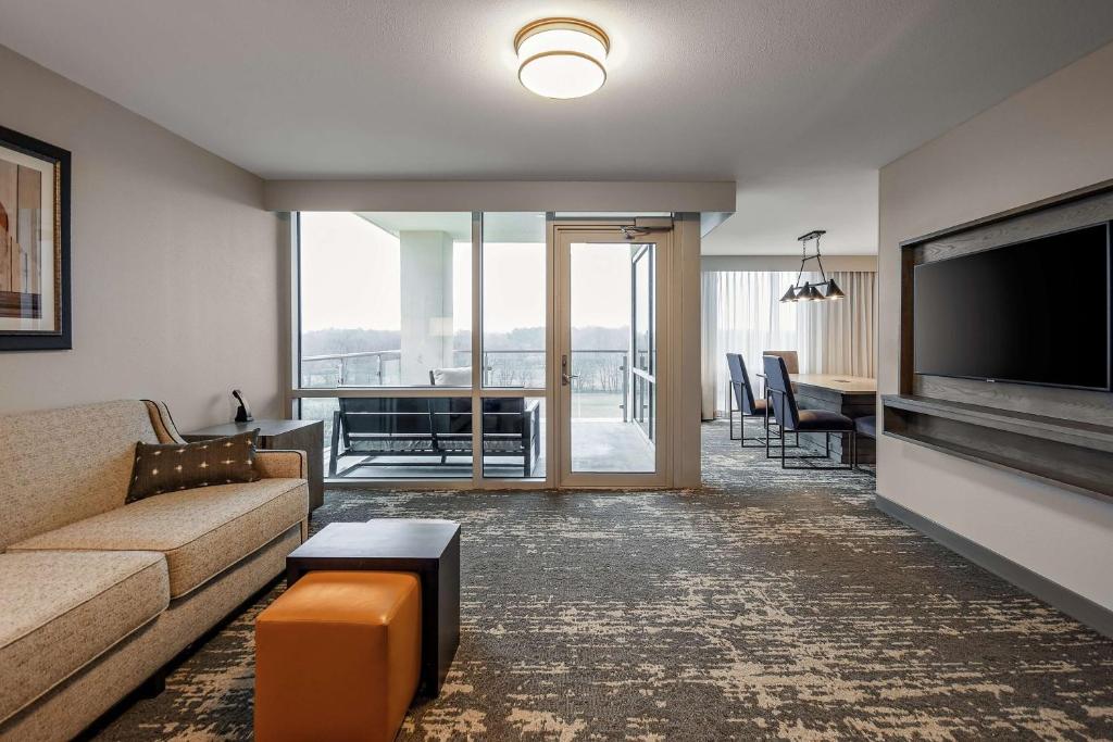 Embassy Suites by Hilton Jonesboro Red Wolf Convention Center - Image 5