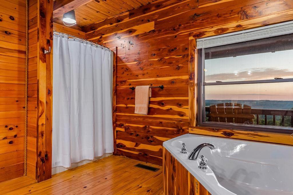 Lodge at OZK Ranch- Incredible mountaintop cabin with hot tub and views - Image 8