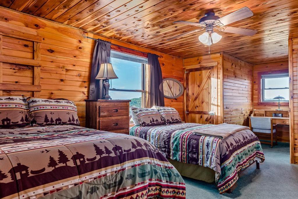 Lodge at OZK Ranch- Incredible mountaintop cabin with hot tub and views - Image 7