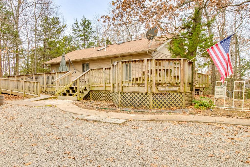 Serene Yellville Retreat with Hot Tub on 85 Acres