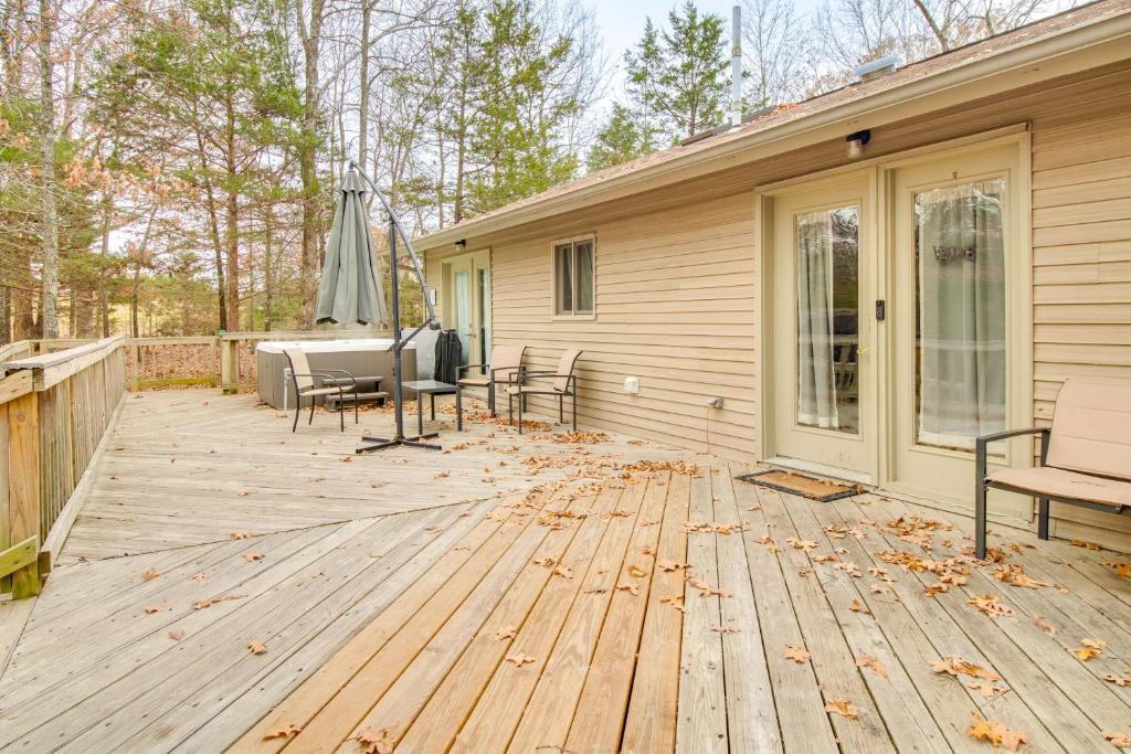 Serene Yellville Retreat with Hot Tub on 85 Acres