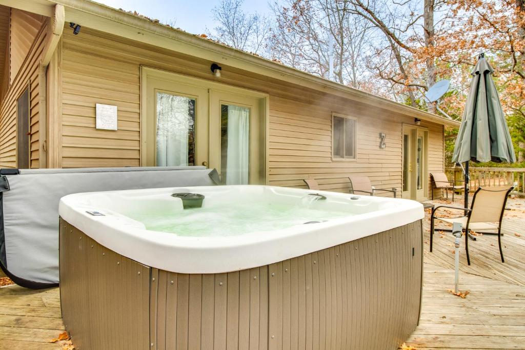Hot Tub (Jacuzzi) - Photo 2