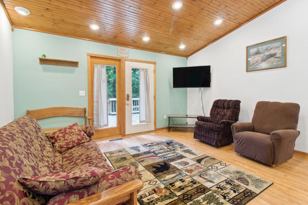 Serene Yellville Retreat with Hot Tub on 85 Acres - Image 5