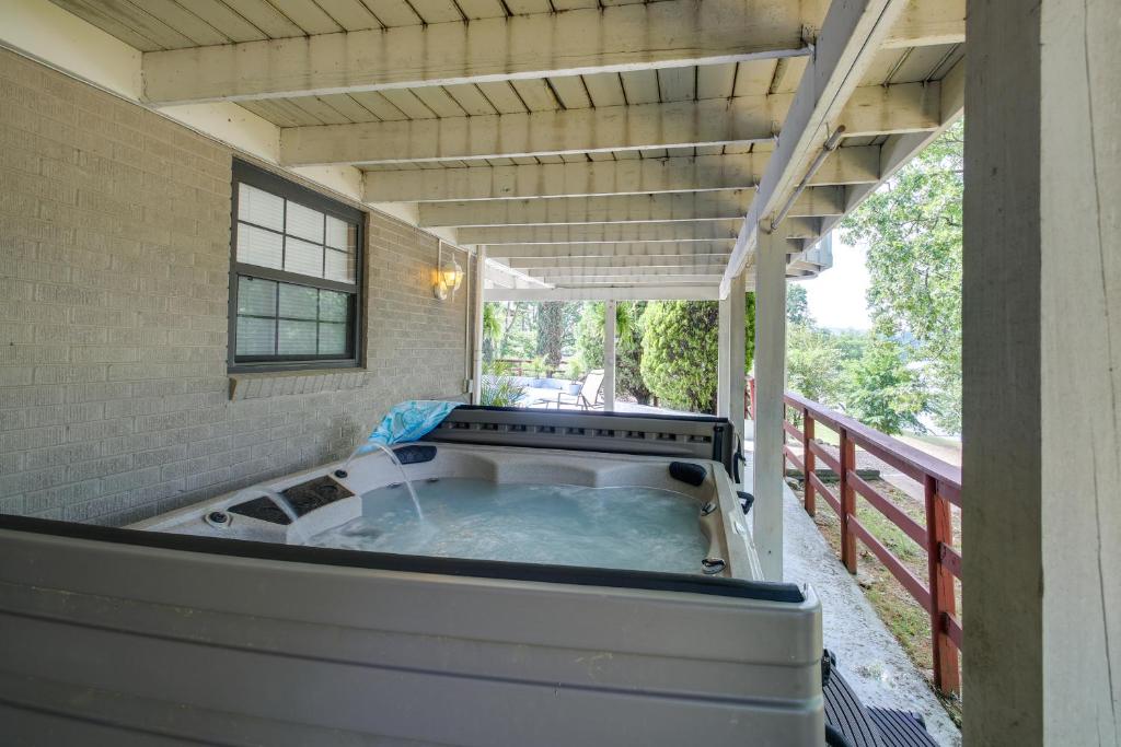 Hot Tub (Jacuzzi) - Photo 2