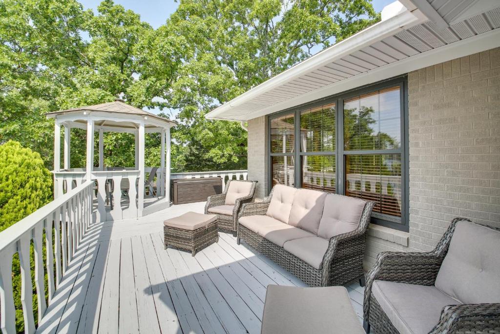 Private Pool Lakefront Home in Hot Springs!