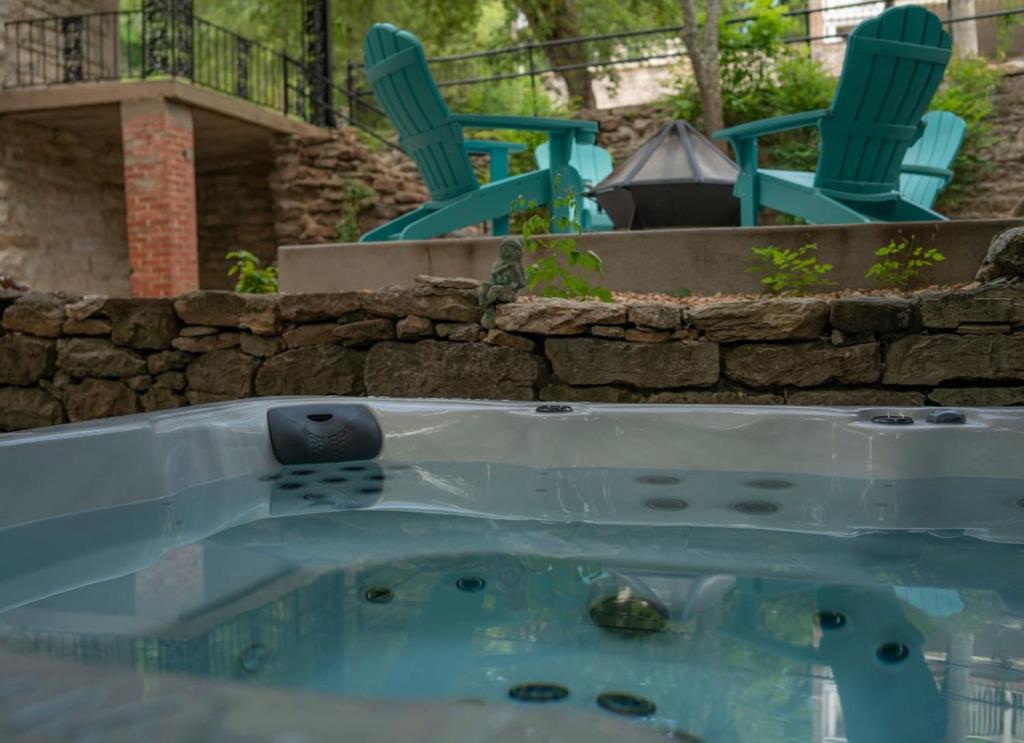 Hot Tub (Jacuzzi) - Photo 2