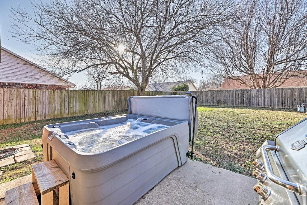 Hot Tub (Jacuzzi) - Photo 2