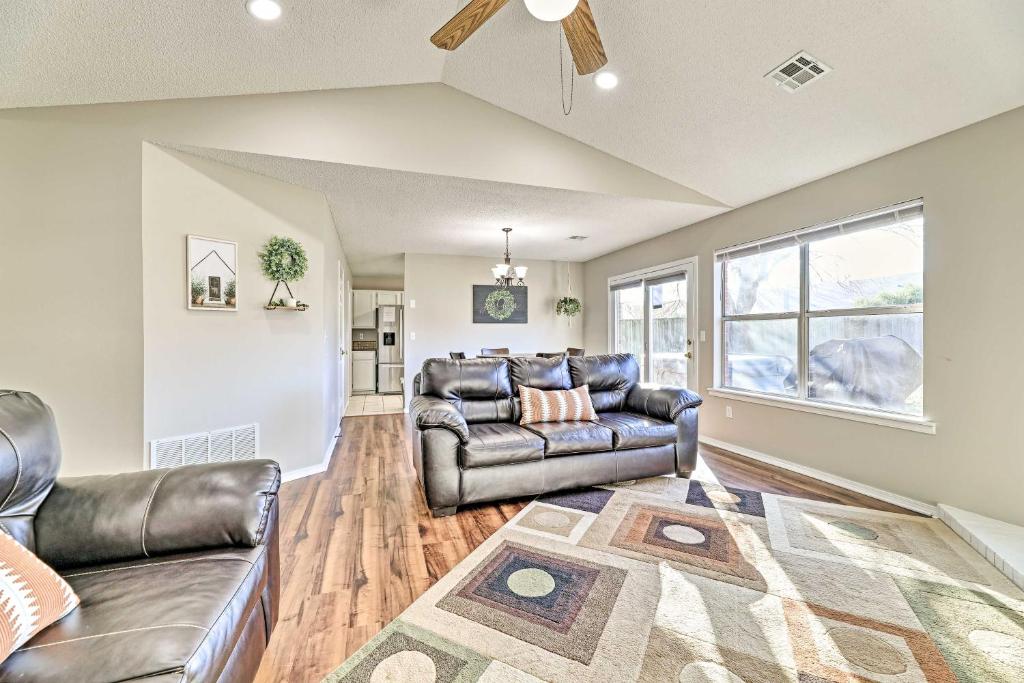 Fayetteville Home with Hot Tub about 3 Mi to U of A!