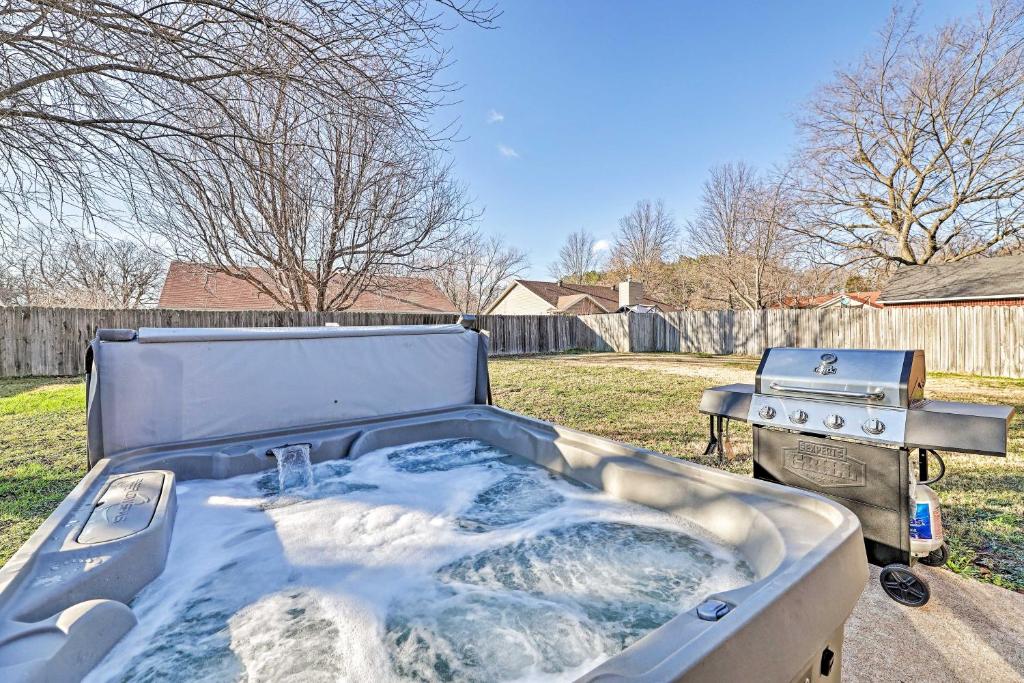 Fayetteville Home with Hot Tub about 3 Mi to U of A!