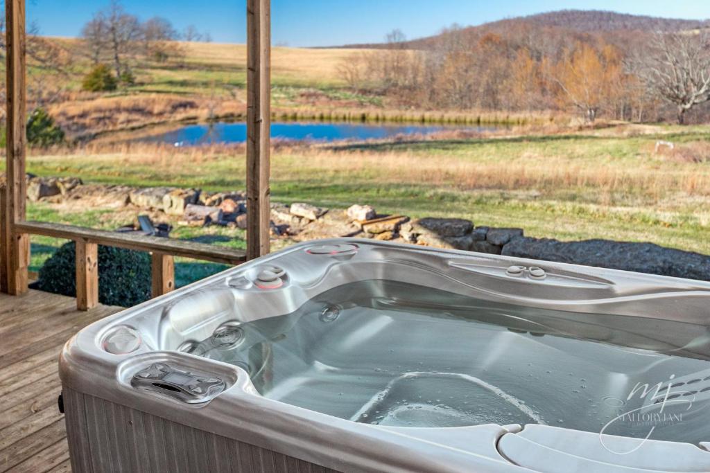 Hot Tub (Jacuzzi) - Photo 4