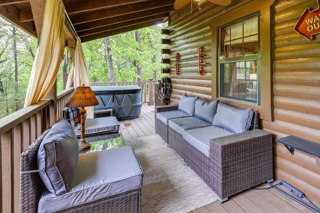 Beaver Lake Vacation Rental with Private Hot Tub!