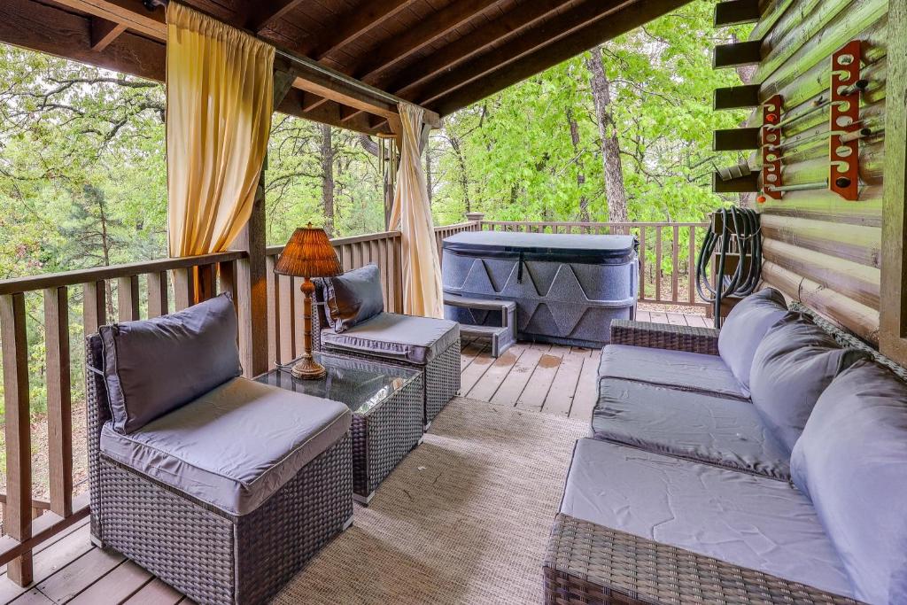 Hot Tub (Jacuzzi) - Photo 2